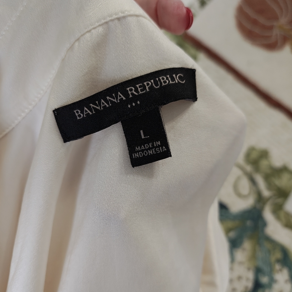 Banana Republic Cream Deep V Neck with collar blouse - Picture 5 of 6
